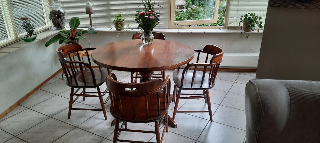 Tafel met 4 stoelen