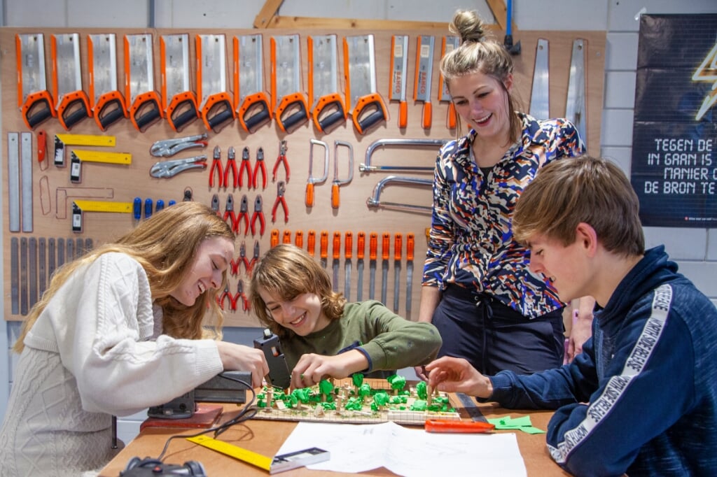 • Leerlingen bezig in de MakerSpace op de locatie Steinhagenseweg.