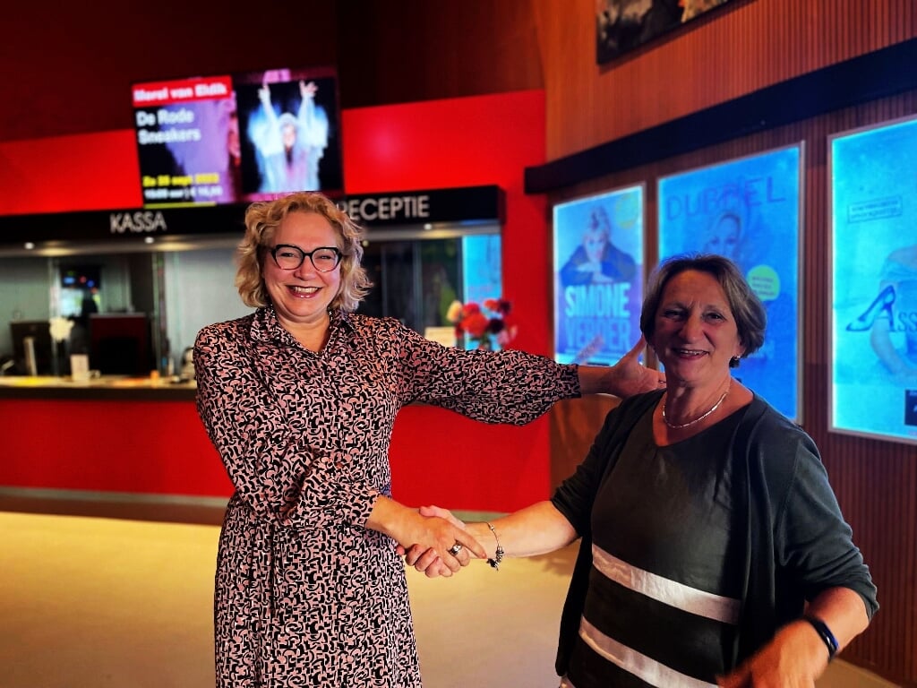 • Een warm welkom voor Marianne Kallen (rechts) door Anastasia van der Lugt namens het bestuur.