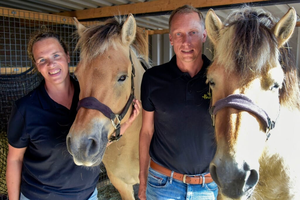 • Cindy en Rob Bunnik van de zorg- en leerboerderij 'Bij Sep Horses en Co' met hun twee paarden.