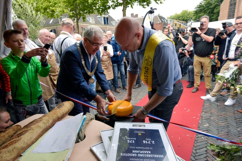 • Arjan Noordhoek en Cees Verburg openden het 'wereldse' kaasplateau.