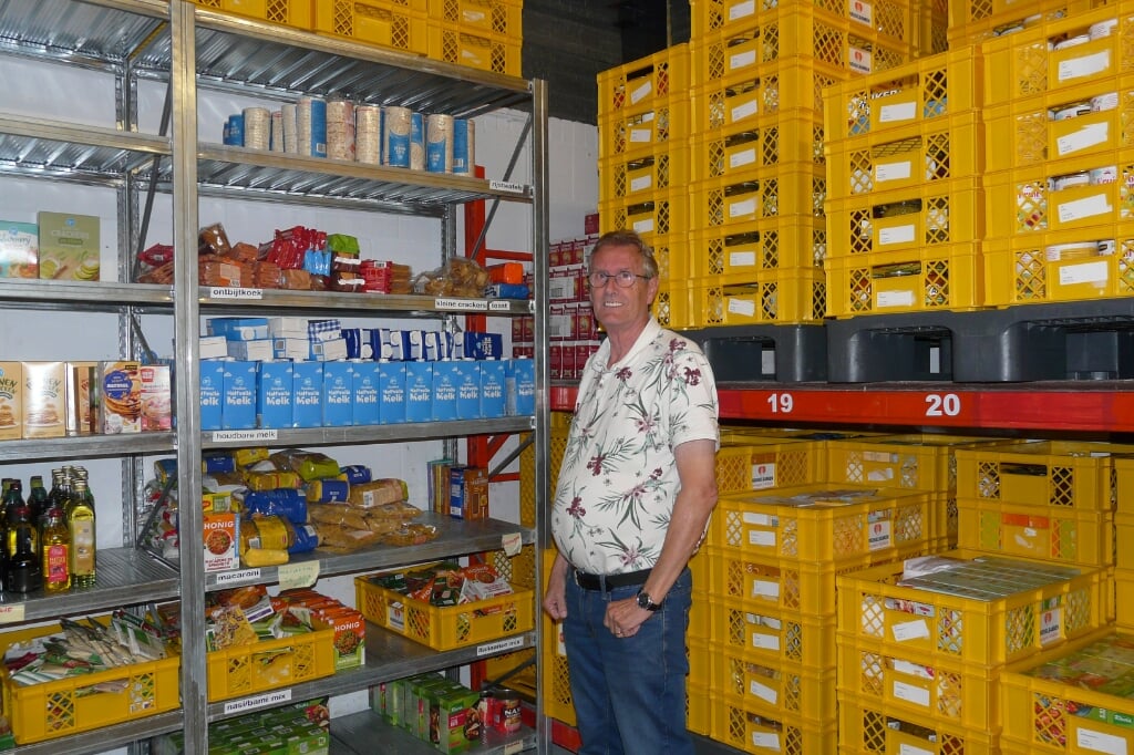 • Cor van Dalen in het magazijn van de Voedselbank