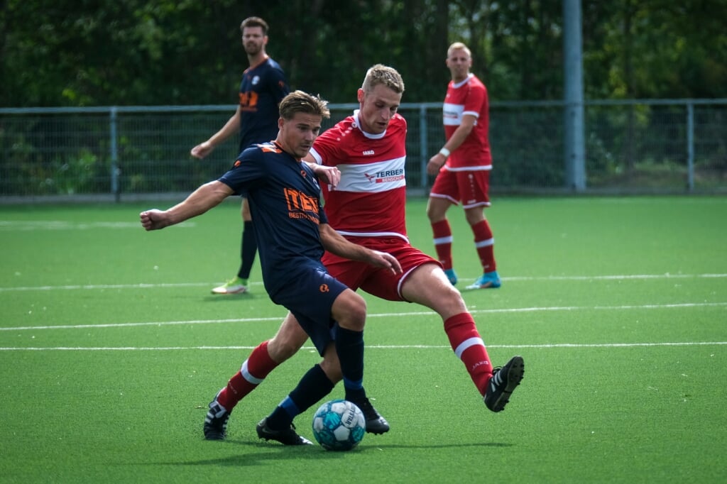 • Benschopper Jimmy Vendrig zet Timo Bakker de voet dwars.