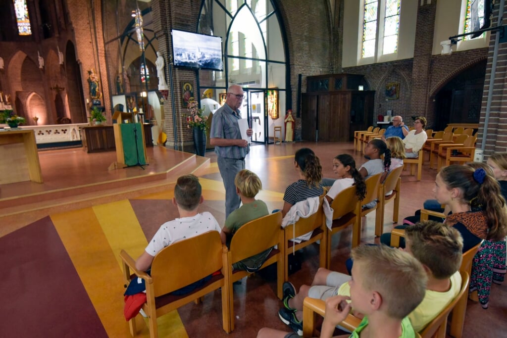 Leerlingen van de Heeswijkschool in de RK-kerk.