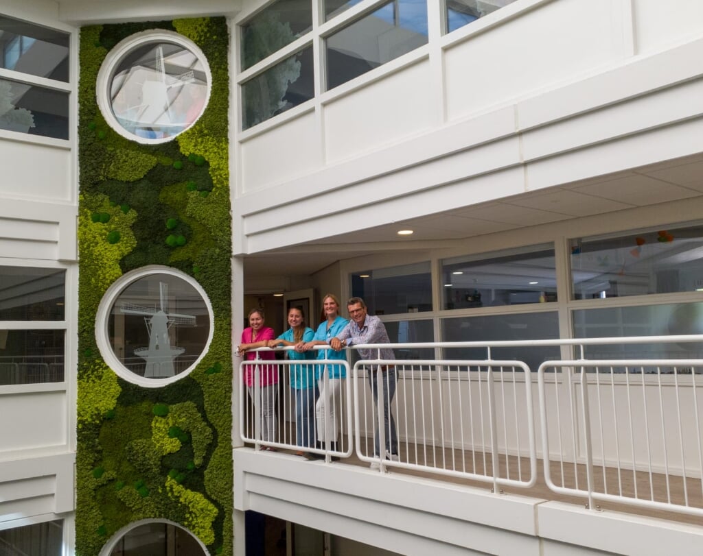 • Een groene moswand in zorgcentrum De Waard vergroot het woonplezier van bewoners.