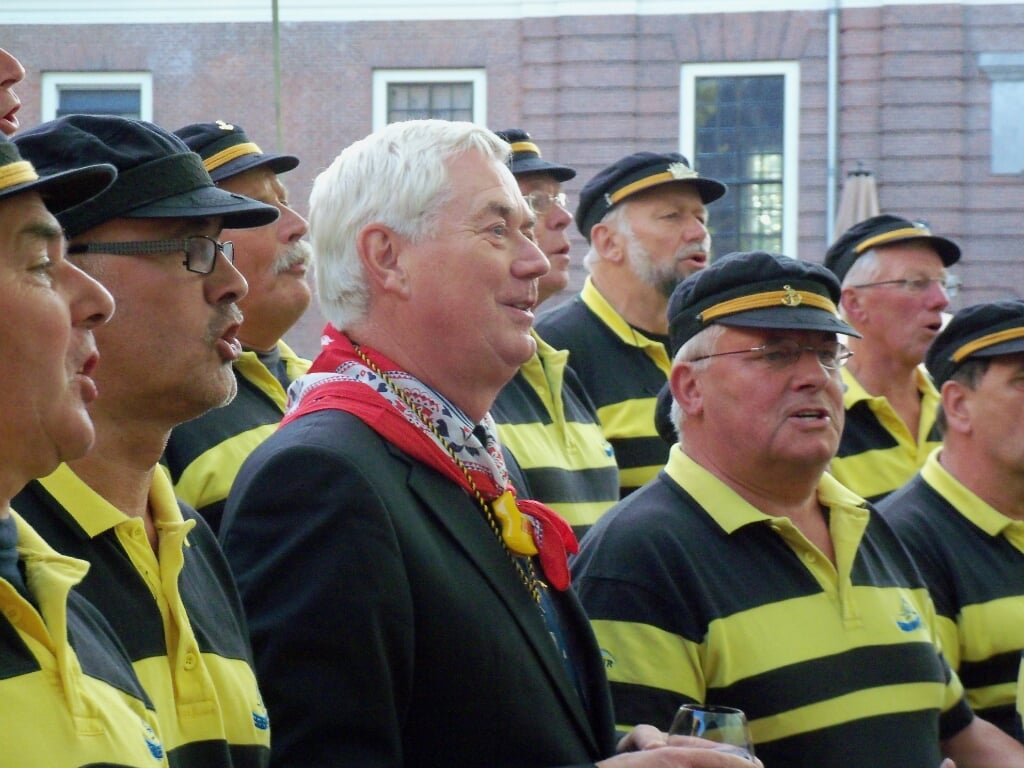 • Tijdens zijn afscheid als burgemeester zong Hans Schmidt met koor Bravour een paar zeemansliederen mee.
