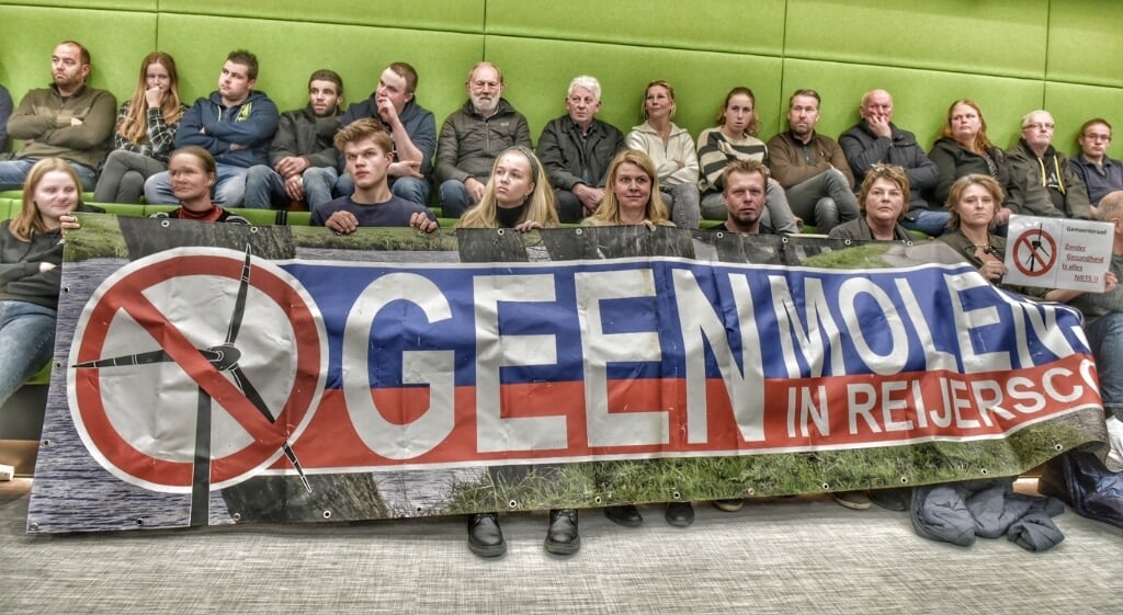 • Protest tijdens de politieke avond in de raadszaal van Woerden.
