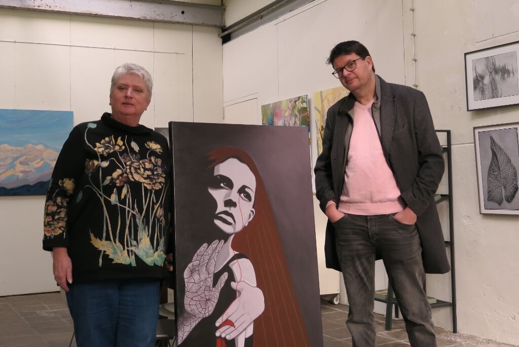 • Annemiek Visser en Marco van der Bij bij één van de schilderijen voor de expositie FRONTAAL.
