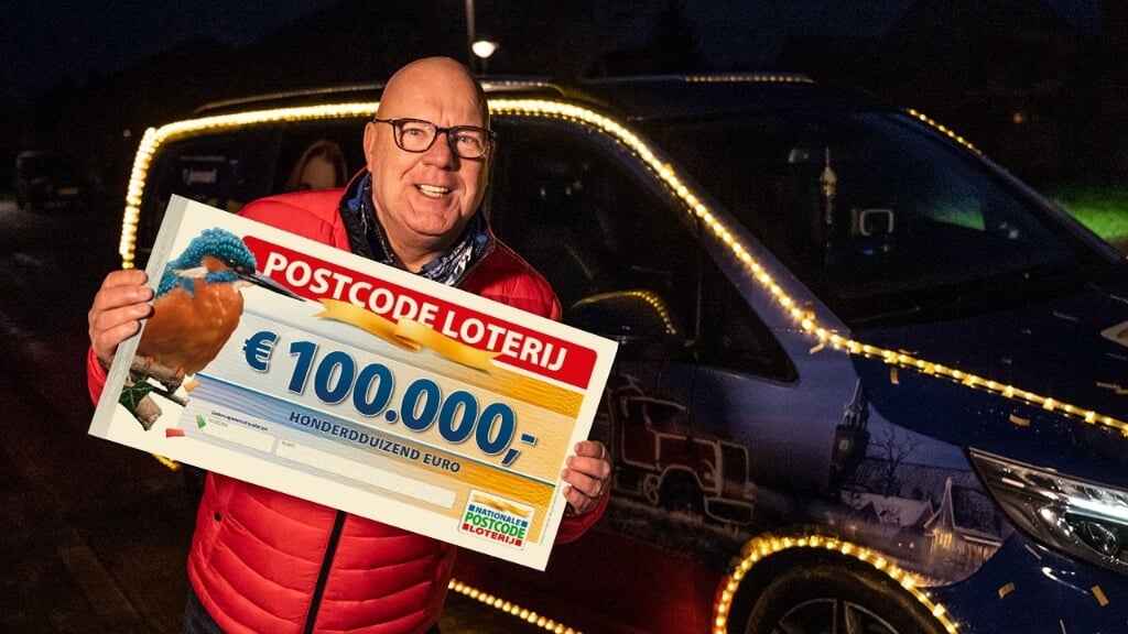 • Postcode Loterij-ambassadeur Gaston Starreveld met cheque van 100.000 euro.