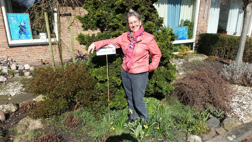 • Kunstenares Elly Waterman in haar tuin.
