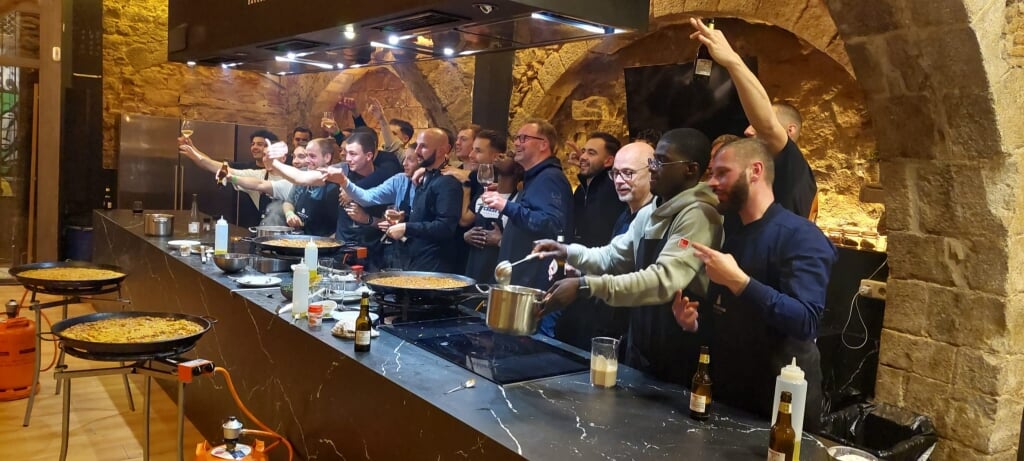• De selectie van SV Geinoord tijdens een kookworkshop paella maken in Barcelona.