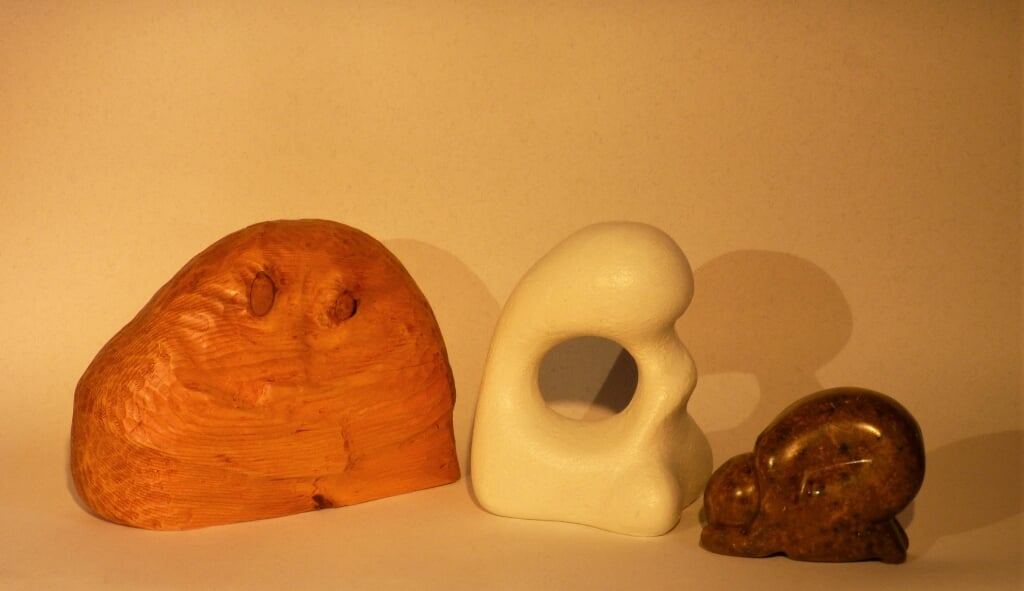 drie beeldjes van Bart Ensing, in hout, gasbeton en speksteen