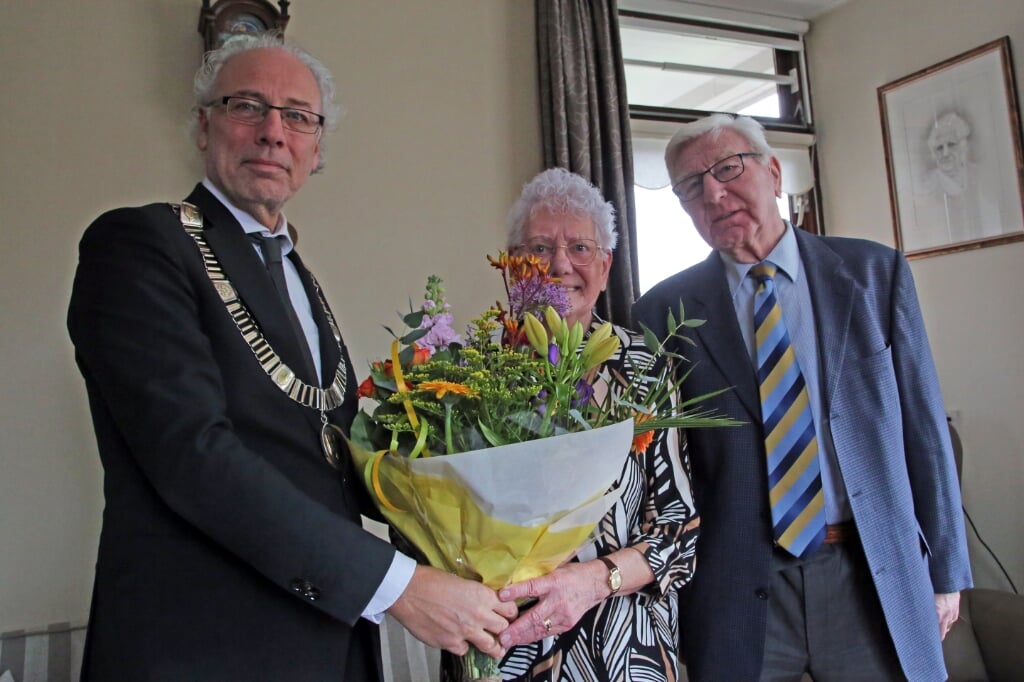 • Burgemeester Victor Molkenboer met het echtpaar Van Duuren.