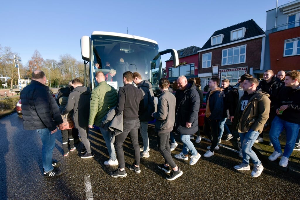 • De FC Utrecht supportersbus vertrekt vanaf café Victoria naar Utrecht voor de wedstrijd FC Utrecht-Feyenoord.