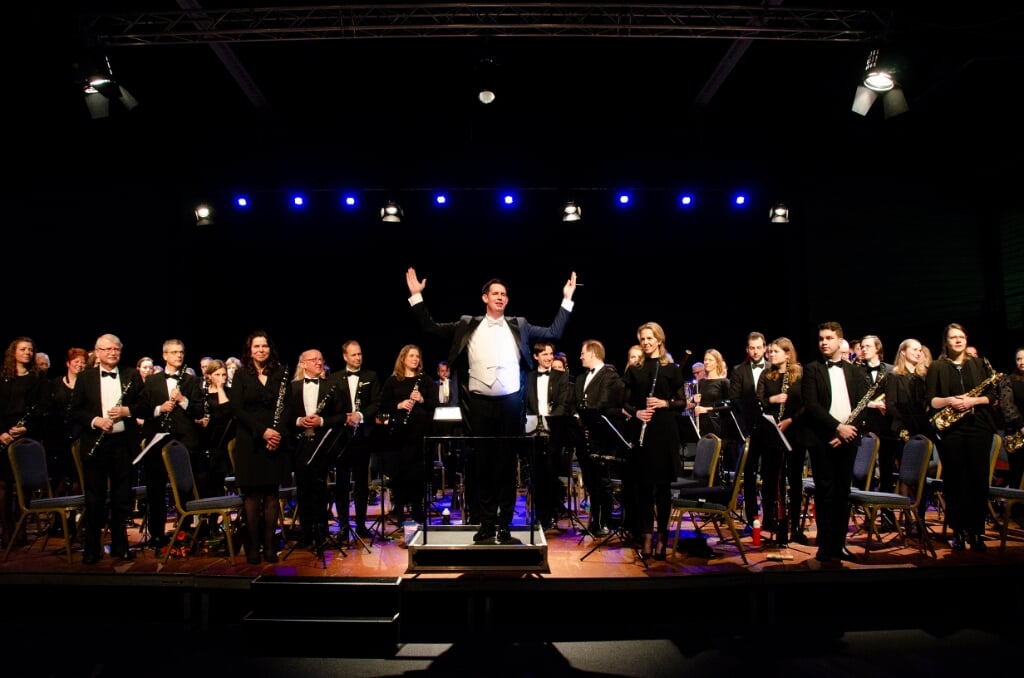 • Dirigent Arjan Gaasbeek bedankt het publiek