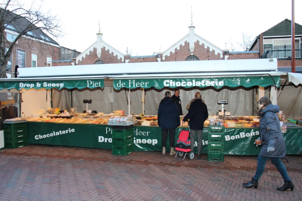 • De snoepkraam van 'Piet Snoep' op de markt in Geldermalsen.