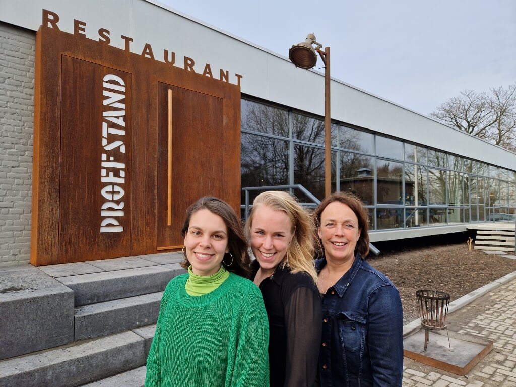 V.l.n.r. Fien, Myrthe en Marike voor restaurant De Proefstand.