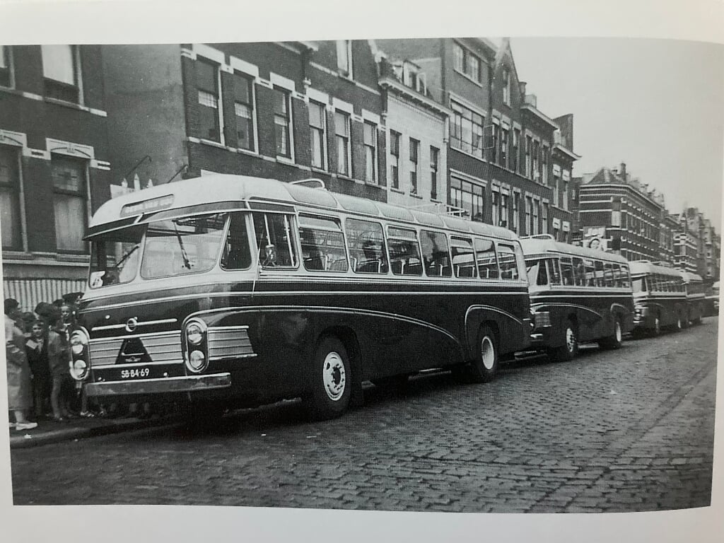 • Bussen van Van Gog in de Lusthofstraat in Rotterdam