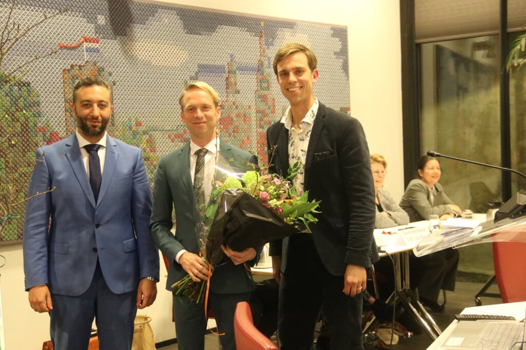 • De burgemeester met Yassin Dagdag (l.) en Tim de Kroon. 