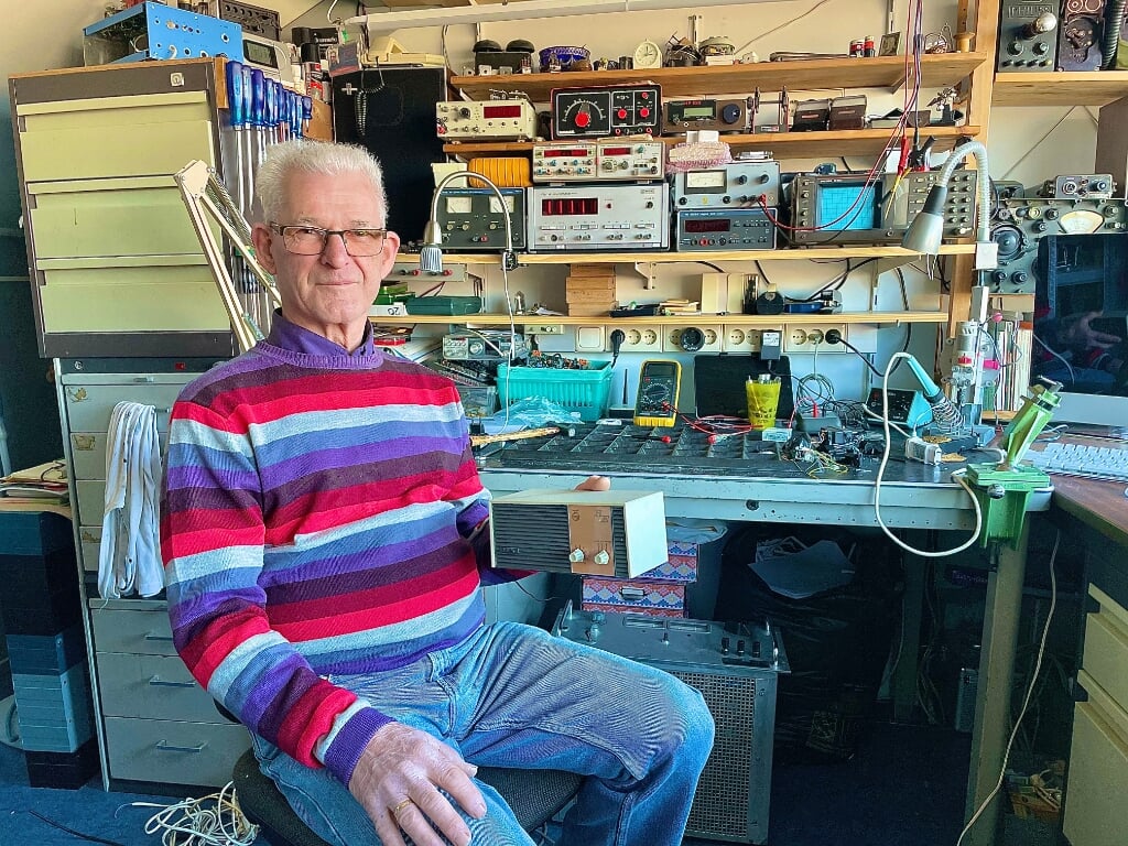 • Andre den Hartog in zijn werkplaats waar hij vroeger zijn radio's maakte en ze nu nog repareert.