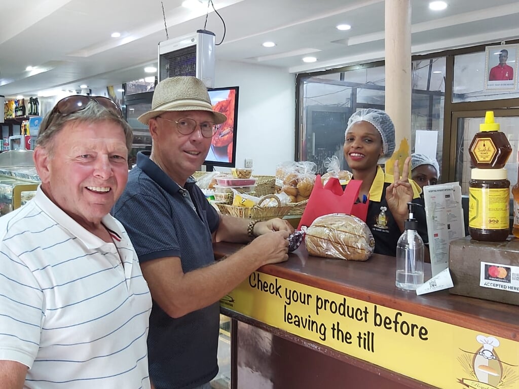 • Anton Vos en Hans van Ballegooijen zetten met hun stichting Brood voor Weeskinderen bakkerijen op in Burundi en Tanzania.