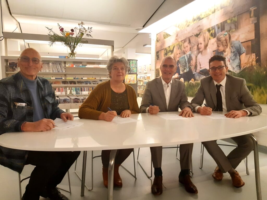 • Wethouder Kees van Dalen (tweede van rechts) ondertekende voor Montfoort.