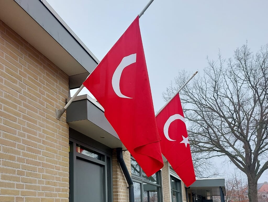 • Bij de Yunus Emre moskee in Alblasserdam hangen Turkse vlaggen halfstok.