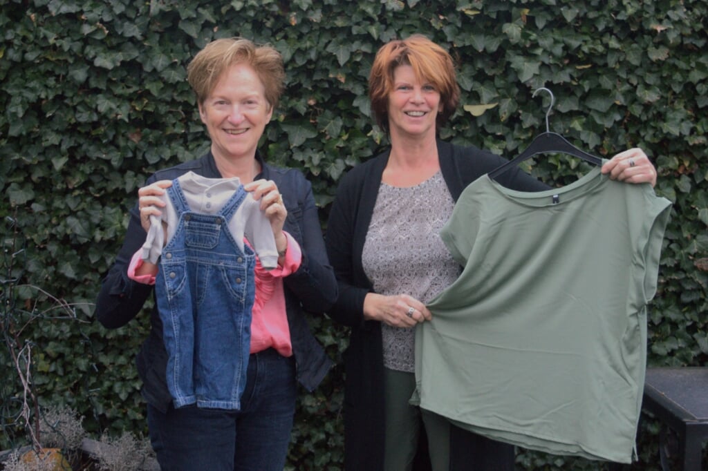 • Van maatje 50 tot 50. Anja en Ineke verheugen zich op de kledingbeurs nieuwe stijl.