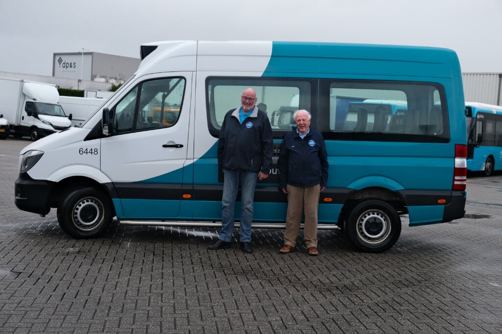 • Voorzitter Hans en coördinator Jaap voor één van de streekvervoerbussen die Arriva faciliteert. 