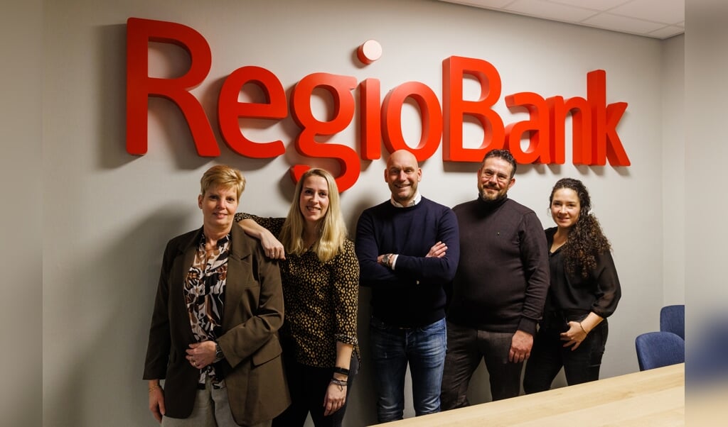 • Het team van RegioBank Papendrecht, met in het midden Dennis Klopstra.