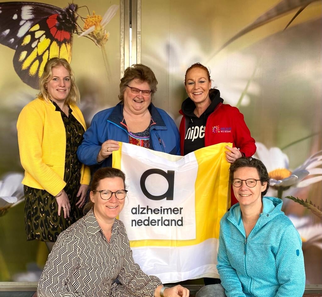 • Chantal van Essen, Trijnie van Doorn, Babs Bergs, Marietje Kievit en Annette van Zoelen (niet op de foto: Yolanda van de Wetering) van de werkgroep. 
