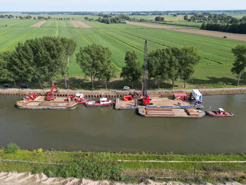 • De Vries Werkendam vervangt in opdracht van de twee provincies de oeverconstructies.