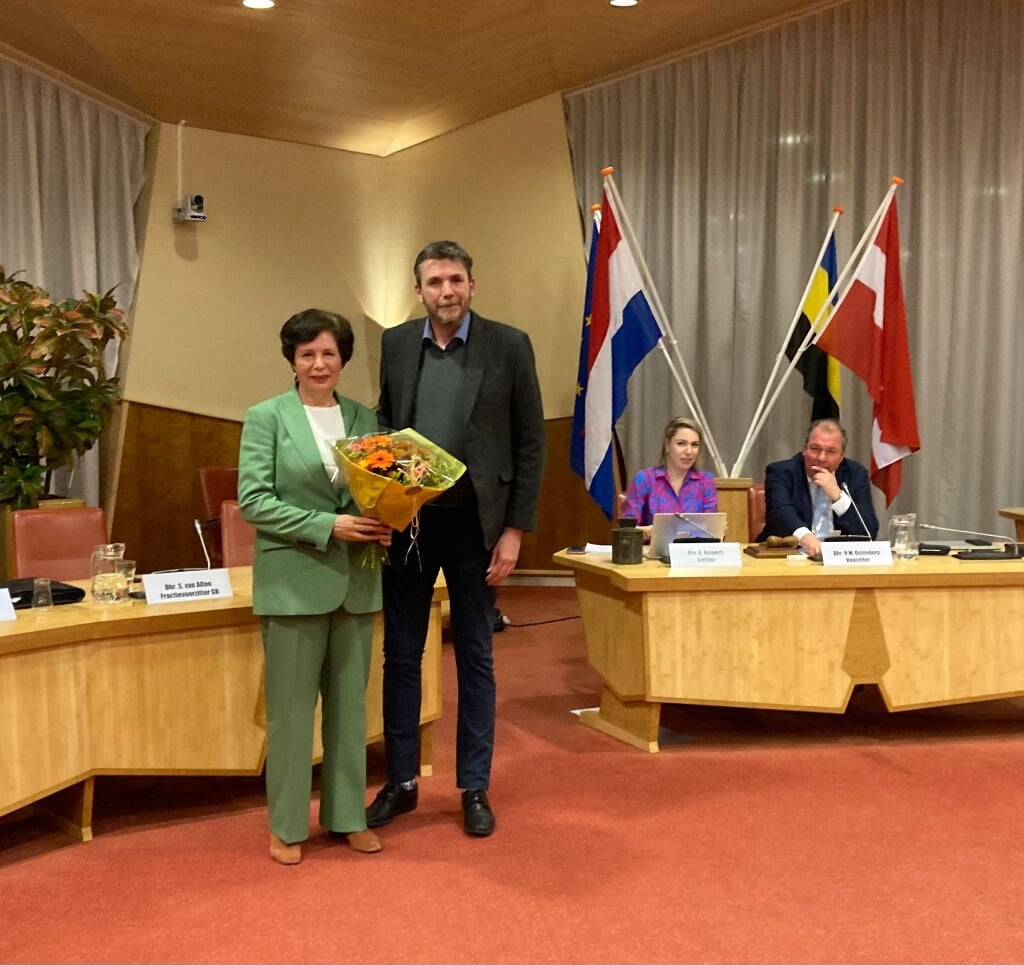 • Bij haar afscheid kreeg Evelien Schlösser bloemen uit handen van Sander van Alfen.