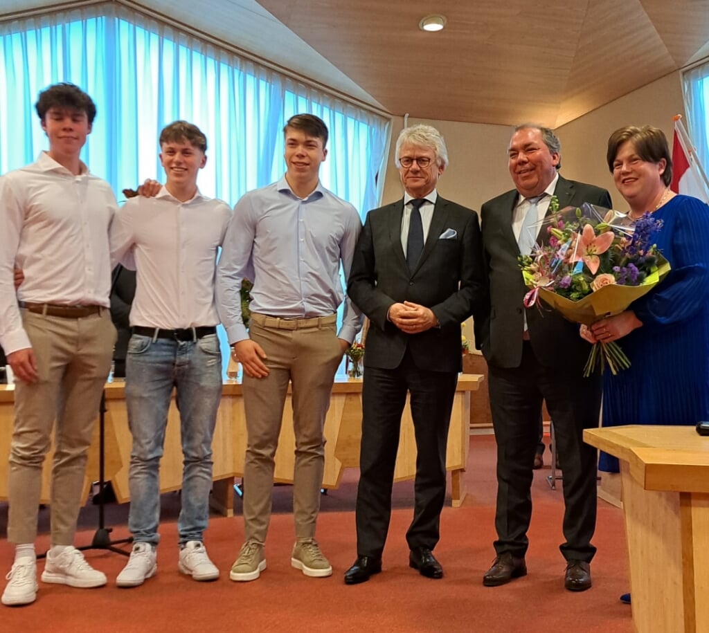 • Burgemeester Hans Martijn Ostendorp met zijn gezin en Commissaris van de Koning John Berends.