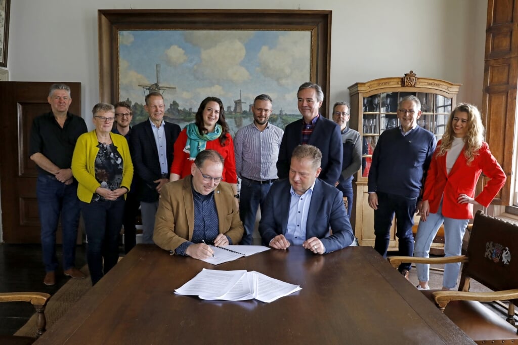 • De ondertekening van het plan door Peter-Jan van Steenbergen en Jan Nederveen.