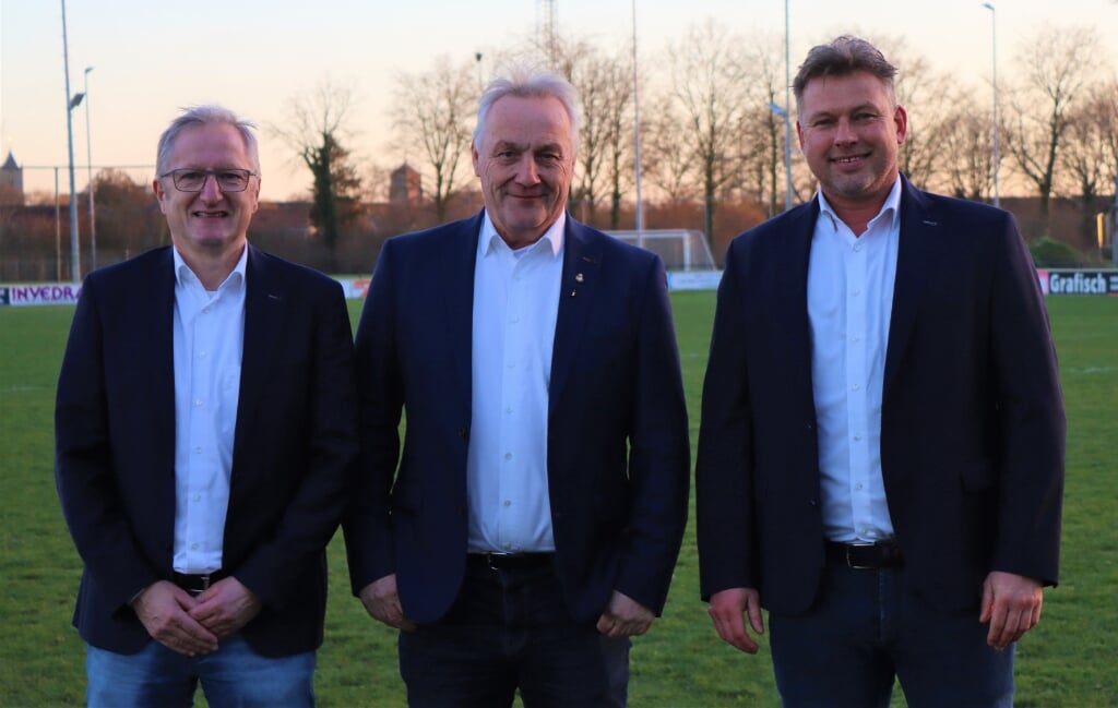 • Het trainersduo Hans van de Haar (rechts) en Eric Meijers (links) met TEC-voorzitter Johan Verweij. 