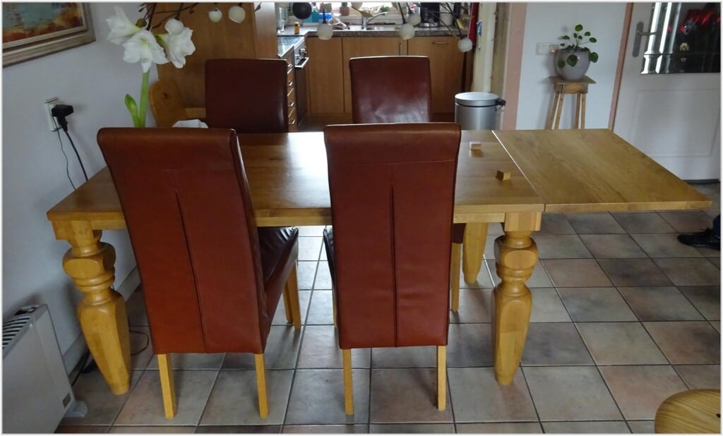 MASSIEF EIKENHOUTEN TAFEL MET STOELEN