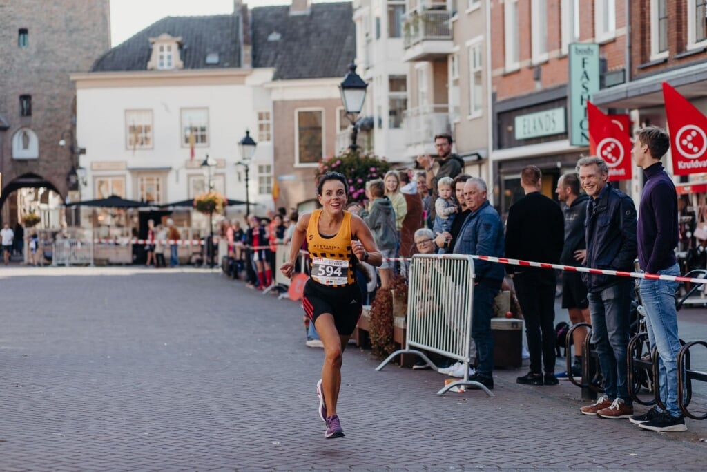 • Hanneke de Kleijn net voordat ze de finish weet te bereiken tijdens de Culemborgse City Run in 2022.