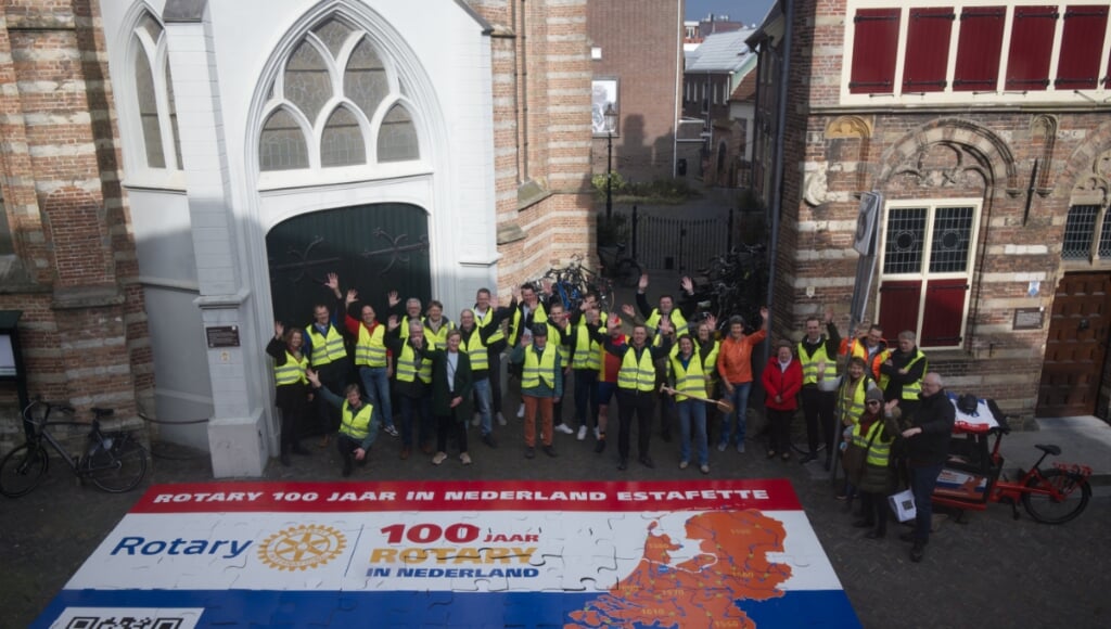 • Rotary-leden voor de Petruskerk.