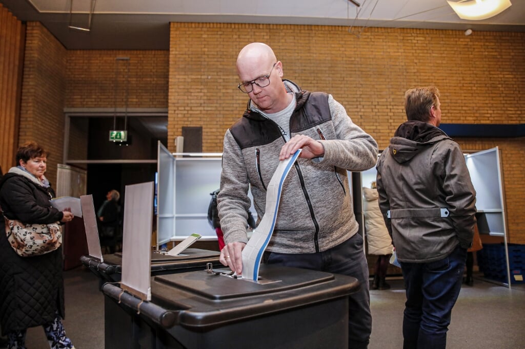 • Stembureau in Sleeuwijk tijdens de verkiezingen.