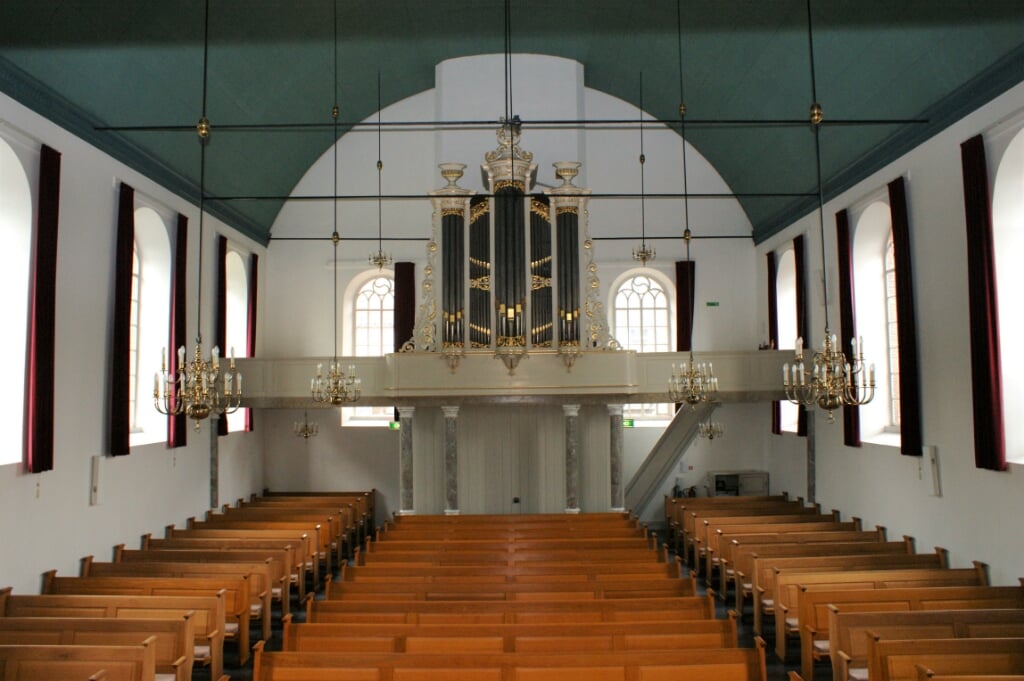 • Het interieur van de kerk in Herwijnen. 
