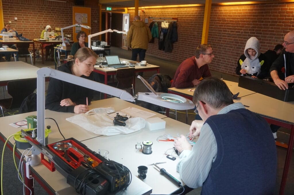 • De reparatie van een drone bij het Repair Café Nieuwegein.