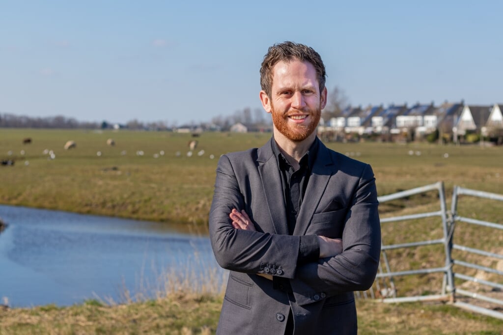 • VVD-raadslid Florian Bos met achter hem de locatie waar de tweehonderd flexwoningen kunnen komen.