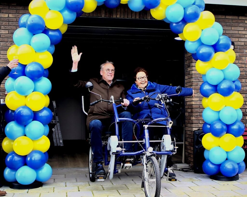 • Kees Bel en Gerda Suiskind op de duo-fiets. 
