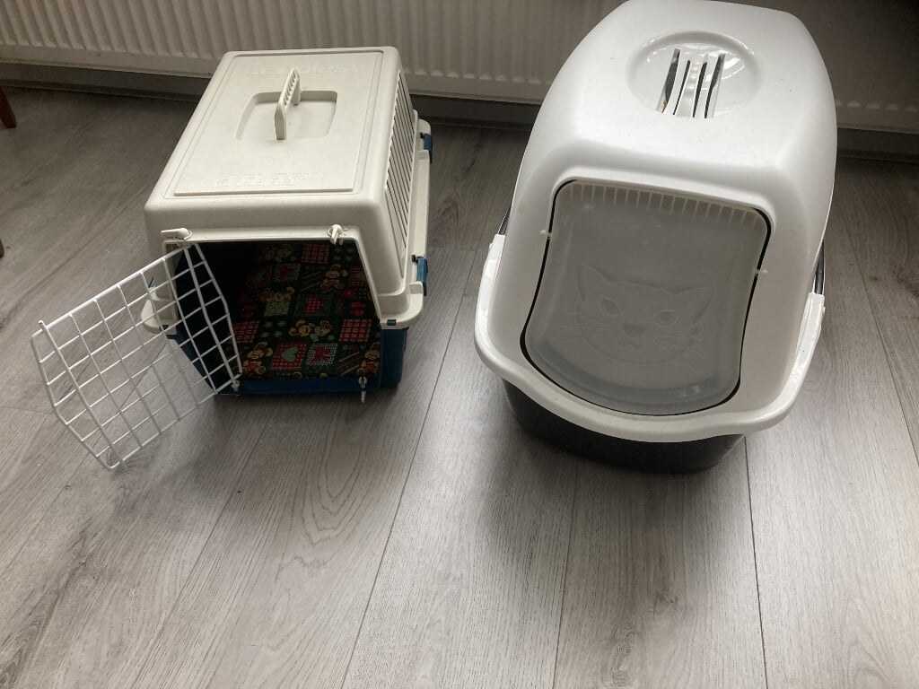 Z.g.a.n. Kattenbak en vervoerbench met matrasje.