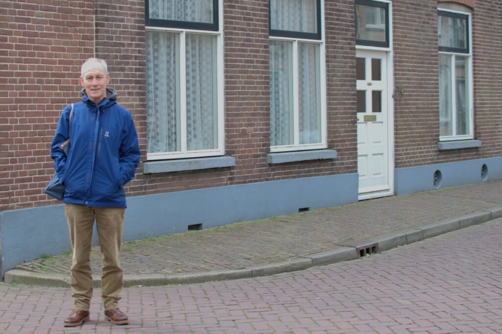 Auteur Arnold van Dijk voor het huis van Kees van Rooijen, de zoon van Hein van Rooijen.