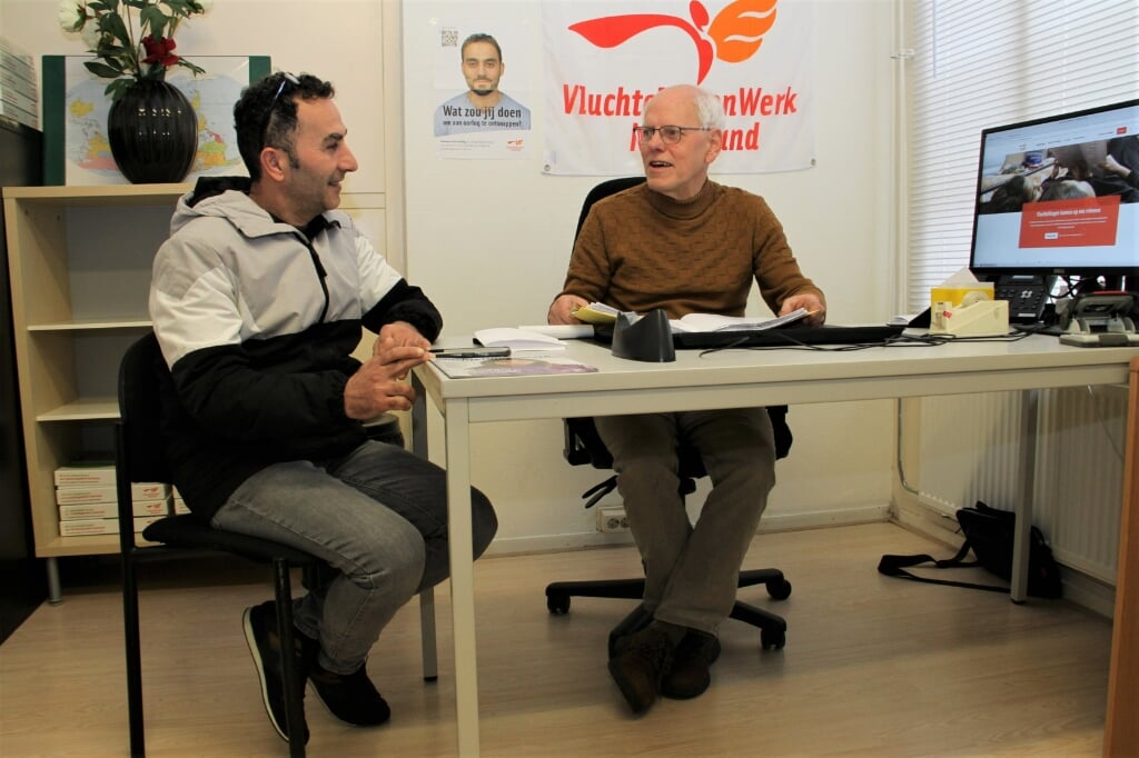 • Jaap en Fahad spreken elkaar regelmatig in het kantoor van VluchtelingenWerk of bij Fahad thuis.