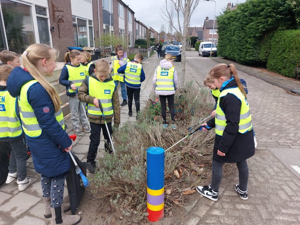 • De leerlingen van OBS Prins Willem Alexander school bezig met het opruimen van afval.