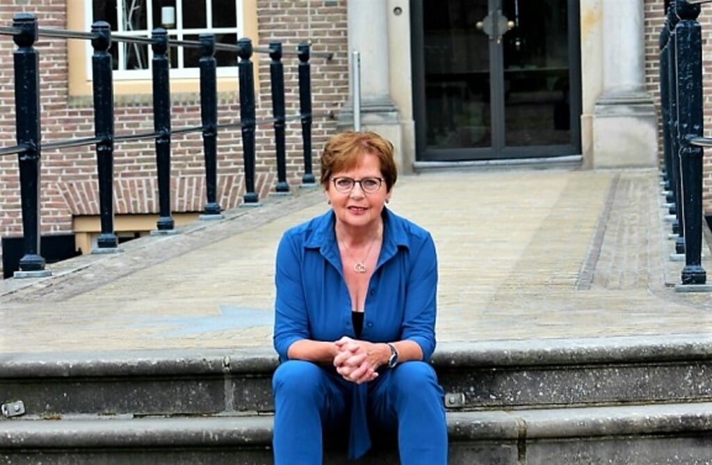 Auteur Tracy Schuurman op de trap van Kasteel Heemstede.