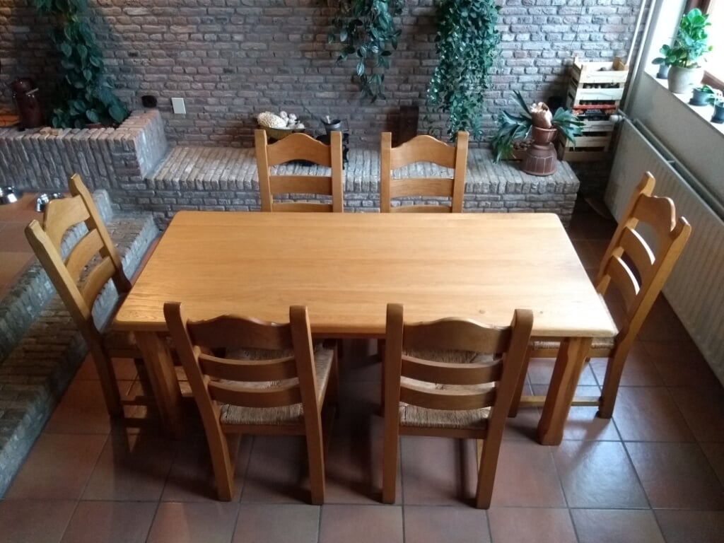 Mooie massief eiken tafel met 6 bijpassende eiken stoelen koop. - Al het nieuws uit Capelle aan den IJssel